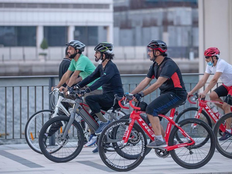 محمد بن راشد يتجول في دبي على دراجة هوائية